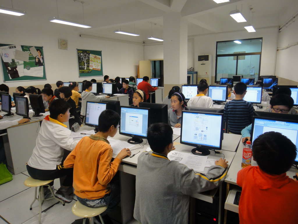 2012徐匯區(qū)“五十四中”杯中學生計算機應用操作競賽 軟件開發(fā)賽項精彩紛呈